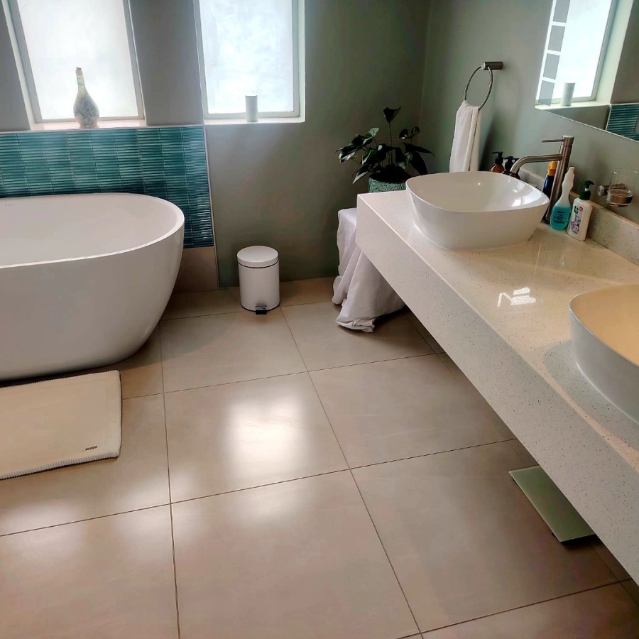 5 Bedroom Property for Sale in Beacon Bay Eastern Cape